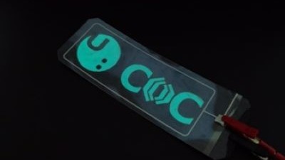 Elektroluminiscenční displej tištěný na vodivém papíru ve zapnutém stavu